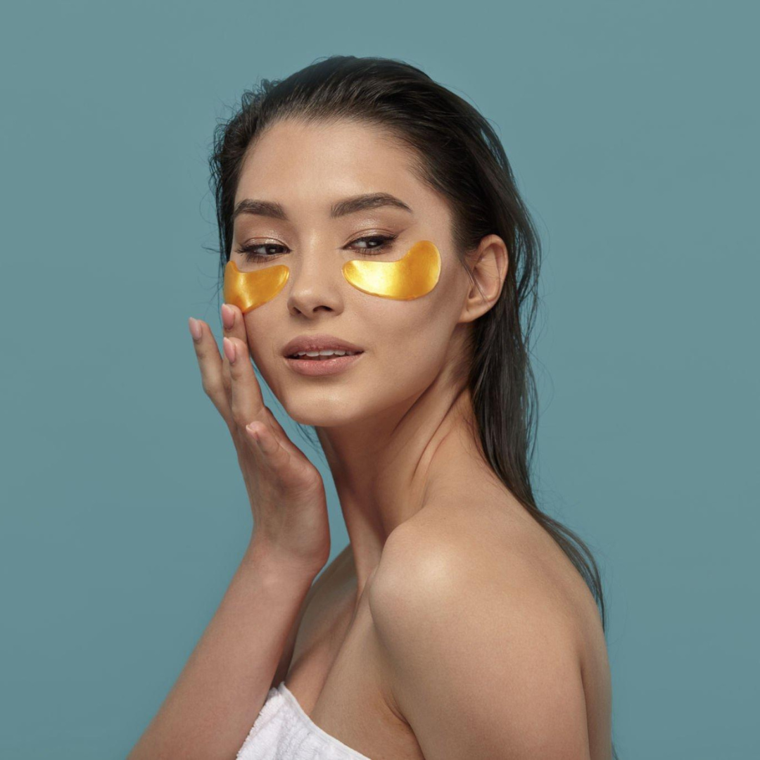 Feel your eyes with gold mask