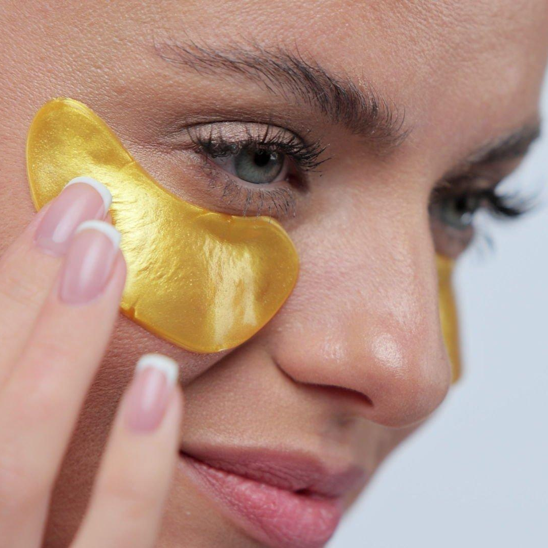 Apply gold collagen eye mask